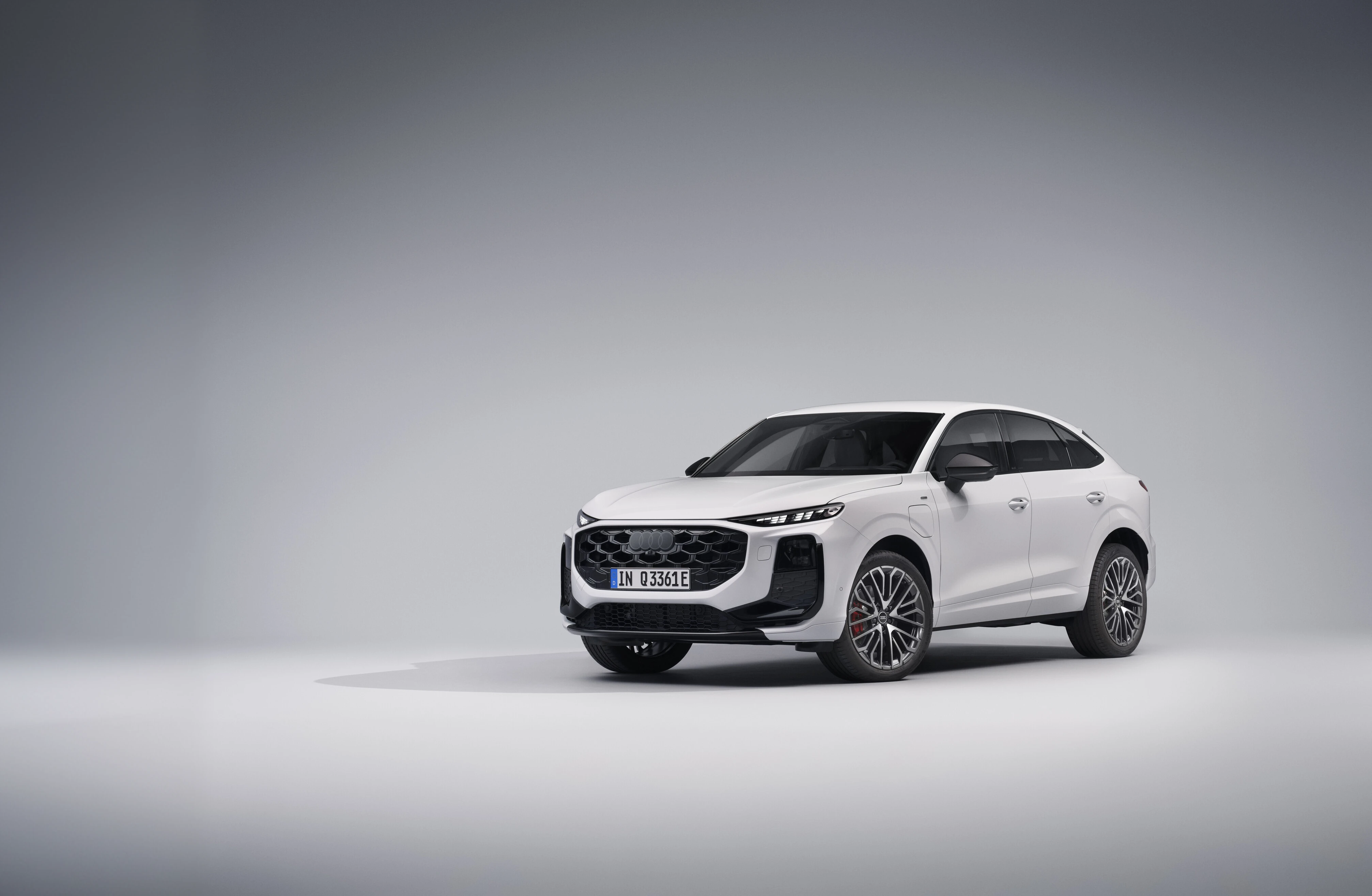 Audi Q3 Sportback branco em estúdio, vista três quartos dianteira