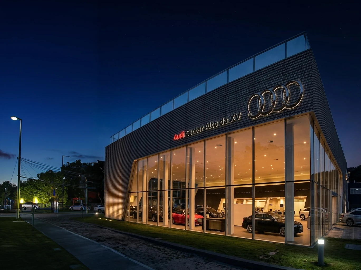 Fachada noturna da Audi Center Alto da XV, concessionária Servopa em Curitiba